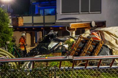 Remseck a.N.: PKW rast in den Garten eines Wohnhauses - Zwei Personen werden schwer verletzt